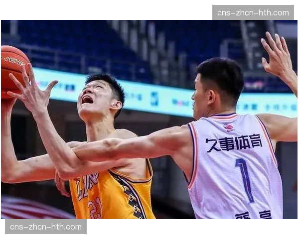 王哲林内线强打胡金秋得手,两人对位已成CBA经典画面
