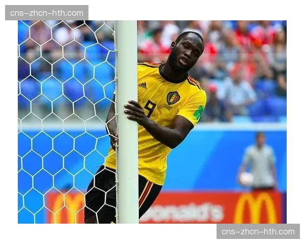 更衣室特写：被淘汰后，凯恩独自坐在角落良久。